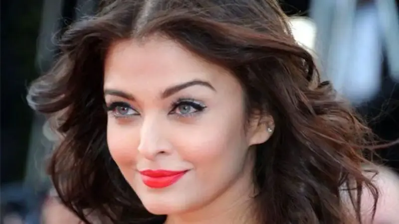 آیشواریا رای با لباسی خیره‌کننده جشنواره کن را به تسخیر درآورد + عکس