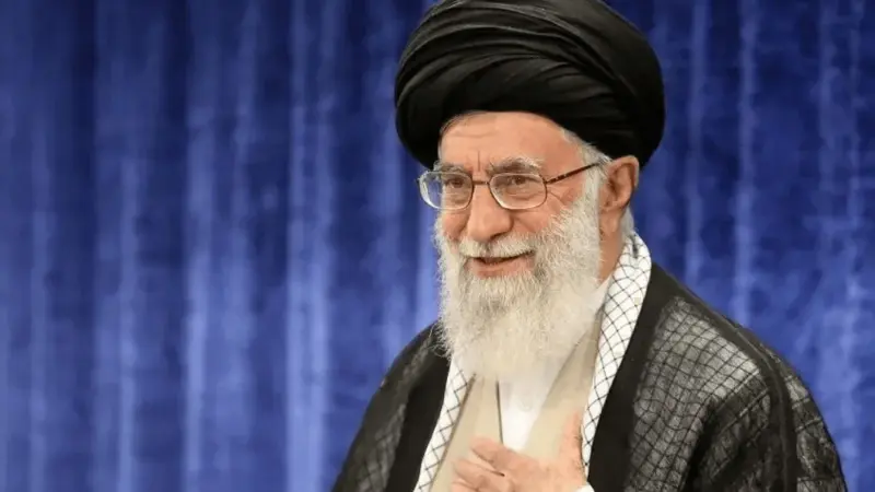 سفر در زمان | عکس آیت الله خامنه ای در بیمارستان بعد از ترور