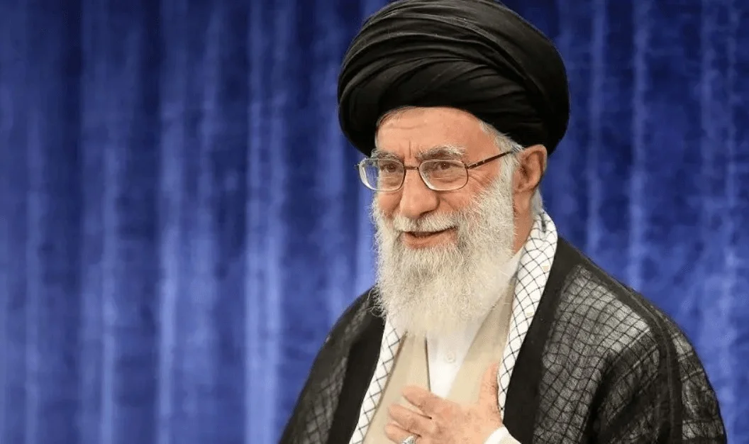 سفر در زمان آیت الله خامنه ای در بیمارستان بعد از ترور - وب‌گردی