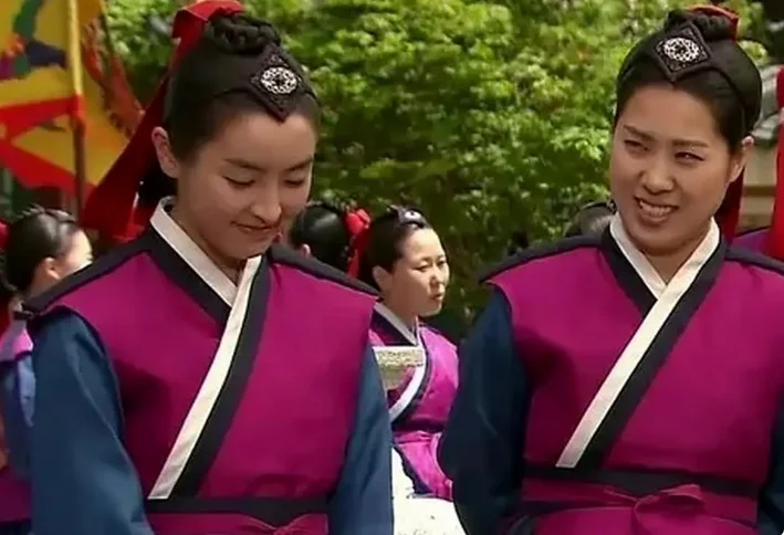 سفر در زمان؛ ‌های شخصی «جونگ یومی» بازیگر نقش بانوی بازرس در سریال «دونگ‌یی» - وب‌گردی