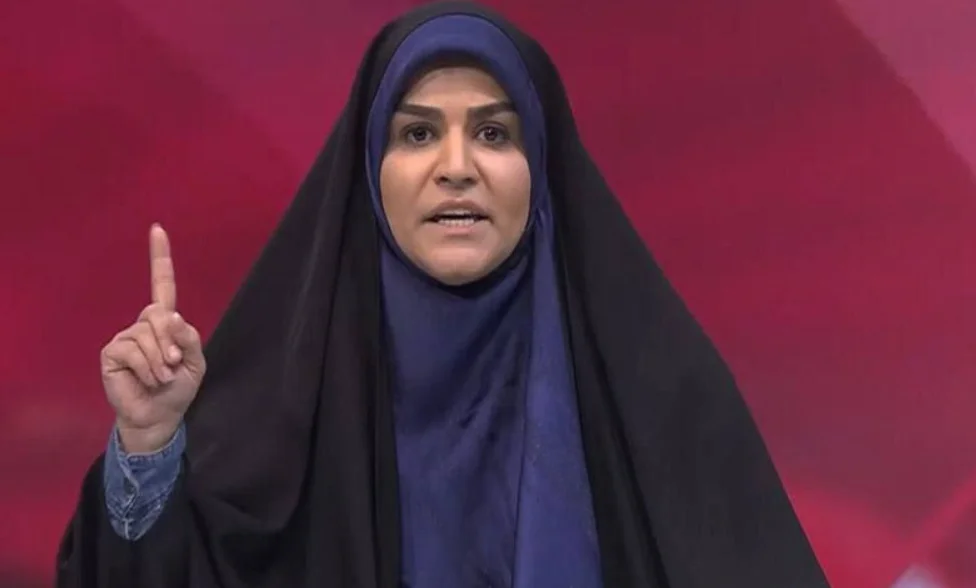 روسری پلنگی سحر امامی مجری شیرزن در خارج - وب‌گردی