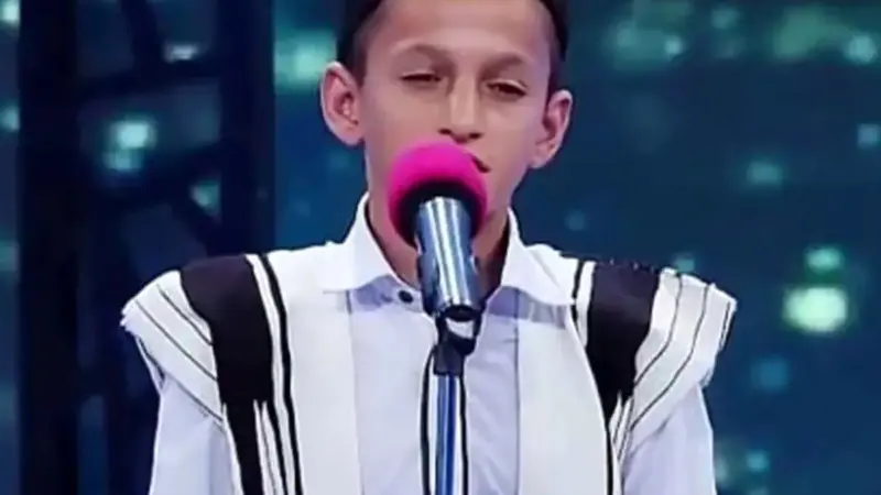 فیلم آوازخوانی تلخ آرمان امیدی بعد از حادثه تلخ و فوت خواهرش در تلویزیون