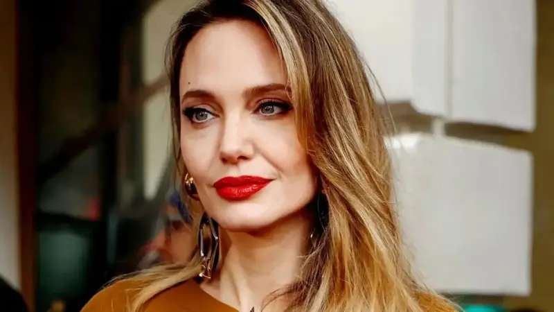 آنجلینا جولی و تصاویر دبده نشده از 19 سالگی او به همراه خانواده + عکس