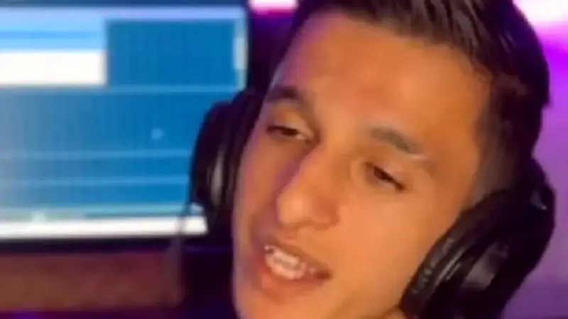 فیلم آواز باشکوه و جگرسوز آرمان امیدی ! / گریان و عزادار برای سوگ خواهرش خواند !