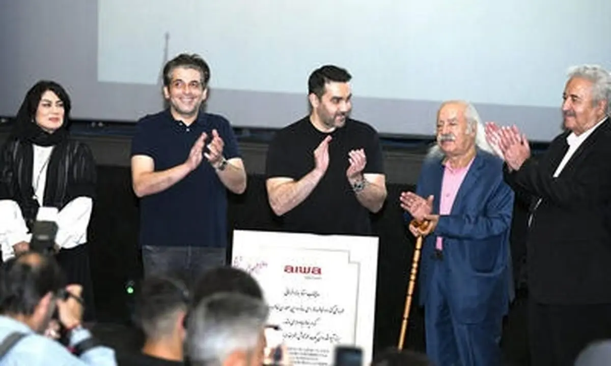 هم‌نشینی ستارگان سلام علیکم حاج‌آقا؛ پوریا پورسرخ و حمید گودرزی در یک قاب خاطره‌انگیز - وب‌گردی