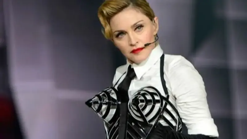 سفر در زمان؛ مدونا، خواننده مشهور در 27 سالگی؛ سال 1364