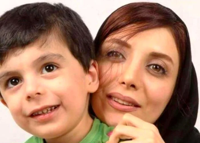 رویا میرعلمی در کنار پسرش