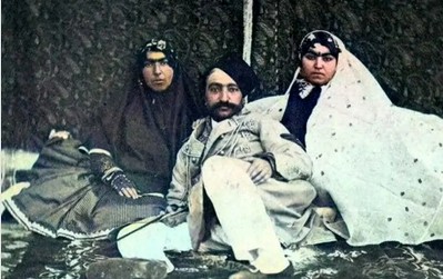 نگار خانم، بانوی نوازنده مخصوص ناصرالدین شاه با لباس گلدار زیبا و کلاهی عجیب/ جلیقه پوست ماری تنشه؟