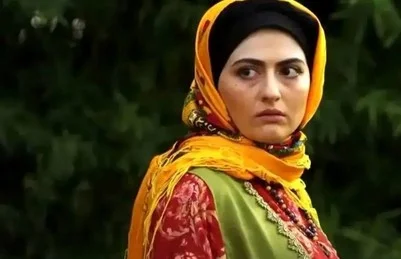 / چهرۀ «انیس» سریال سوجان با چادرنماز در مسجد نصیرالملک شیراز - اخبار