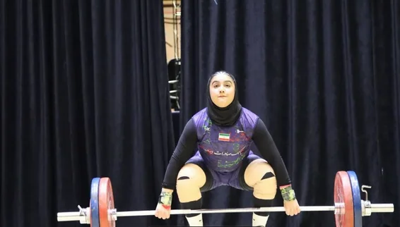 نگاه ورزشی غزاله حسینی و خواهر دوقلو‌یش، دختران وزنه بردار - وب‌گردی