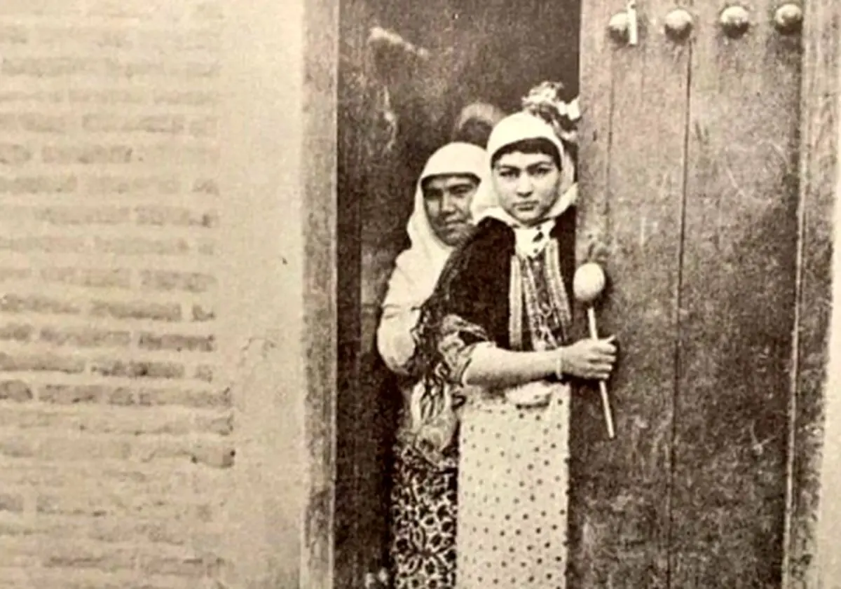 سفر در زمان؛ سوگلی ناصرالدین‌شاه با لباس چینی - وب‌گردی