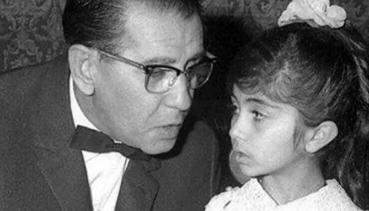 «لیلا فروهر» 9 ساله در صحنه ای از سلطان قلب ها؛ سال 46 - وب‌گردی