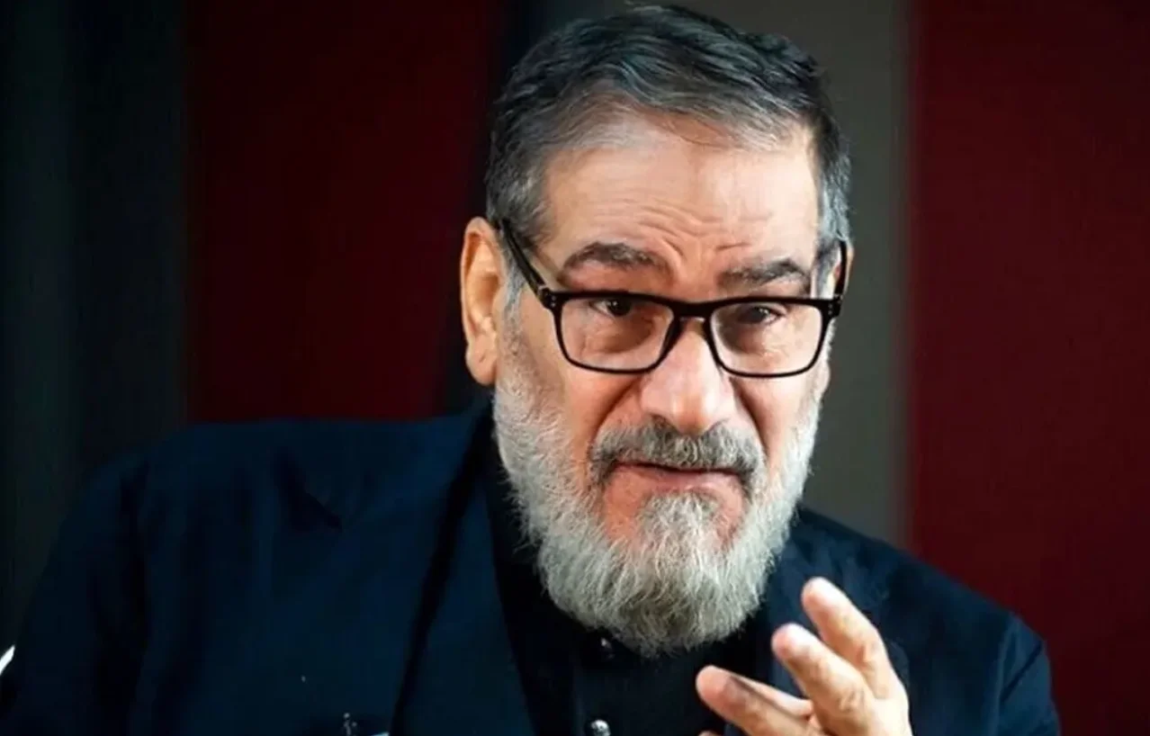 شمخانی با لباس عربی در مراسم افطاری در اهواز؛ سال 1402 - وب‌گردی