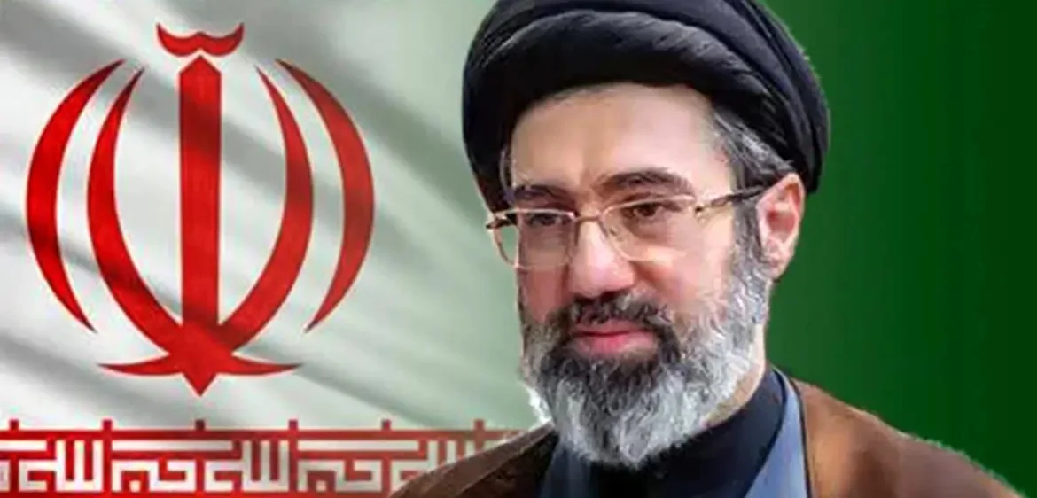 های آیت الله مجتبی خامنه ای همراه 3 برادرش در یک مراسم - وب‌گردی