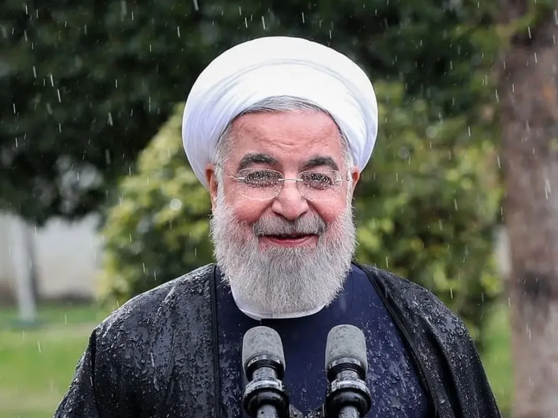 حسن روحانی در حال بوسیدن دست مادرش - وب‌گردی