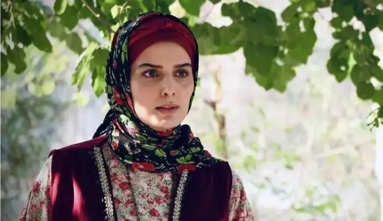 غزاله اکرمی با تور عروس مشکی رز سیاه