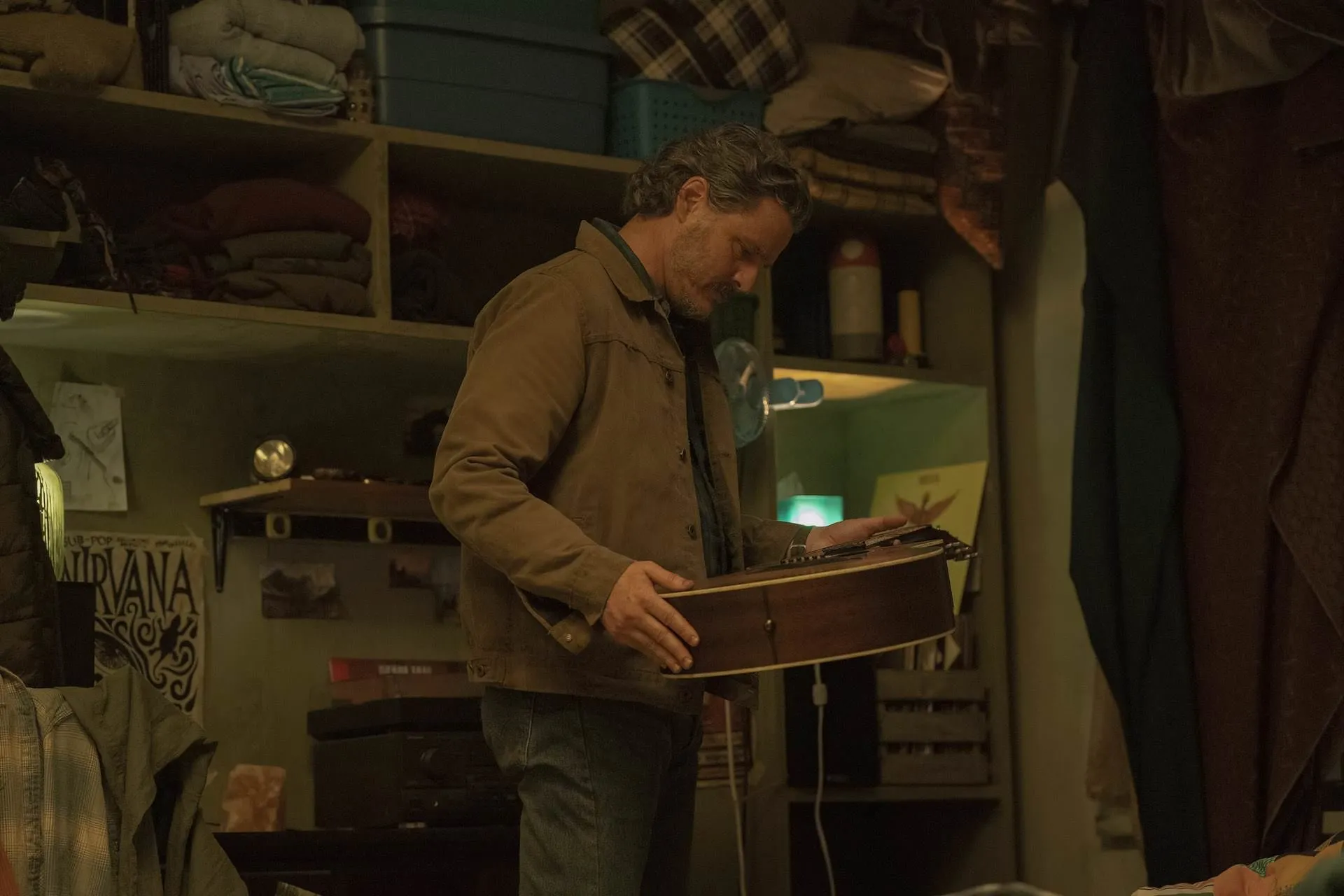 گیتار در دستان جول در فصل دوم سریال The Last of Us