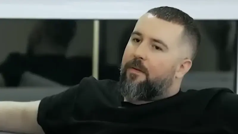 سهراب ام جی رپر معروف در کنار امدادگران هلال احمر