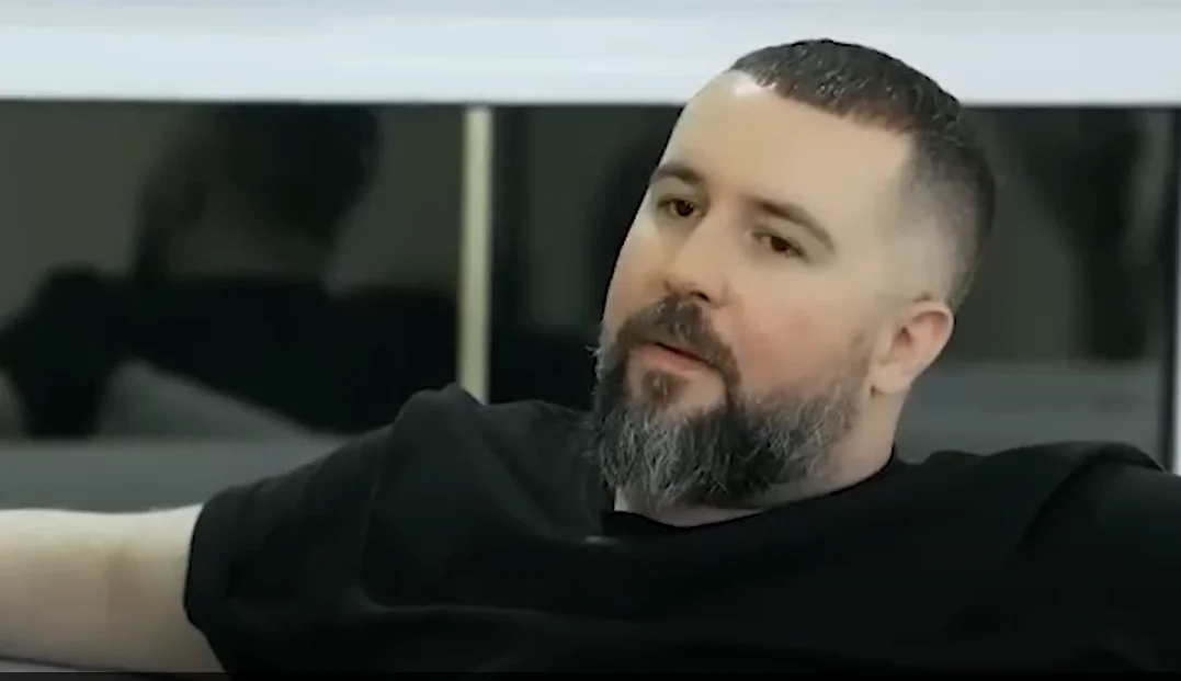 سهراب ام جی رپر معروف در کنار امدادگران هلال احمر - وب‌گردی