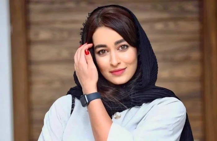 سفر در زمان «مه لقا مینوش» بازیگر سریال بیگانگان در یک کافه در تهران؛ سال 1403 - وب‌گردی