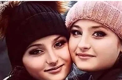 / قاب زیبا و تماشایی از سارا و نیکا در یک مراسم خاص / تغییر چهره باورنکردنی دوقلوهای سریال پایتخت - وب‌گردی