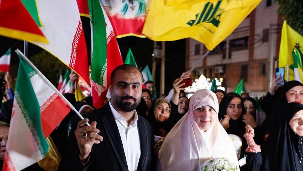 جشن عروسی زوج اهوازی در تجمع شبانه - وب‌گردی