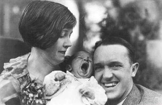 استن لورل و همسر و فرزندش