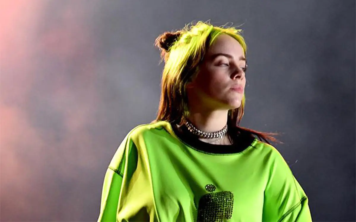 سفر در زمان؛ ظاهر بیلی آیلیش در 14 سالگی در سال 1395 - وب‌گردی