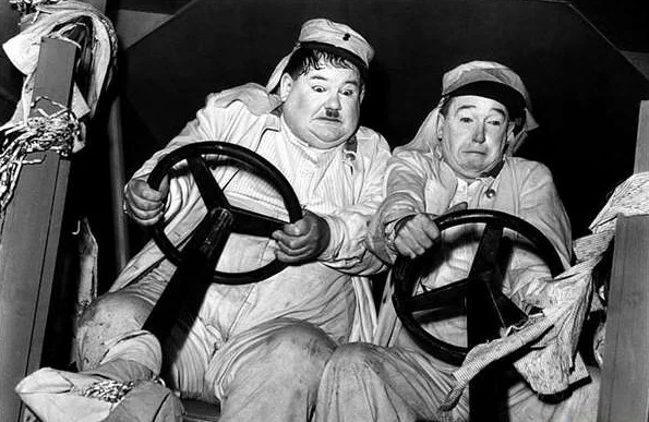 لورل و هاردی در فیلم پرواز دو دیوانه