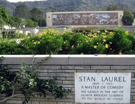 مقبره لورل در آرامگاه فارست لان مموریال پارک در هالیوود هیلز