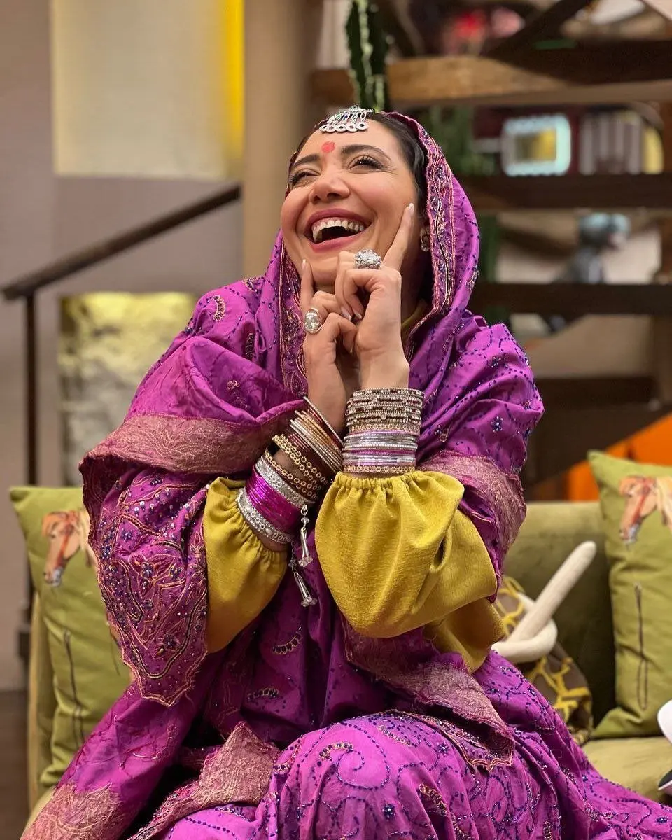 نیکی-مظفری-با-لباس-هندی-2