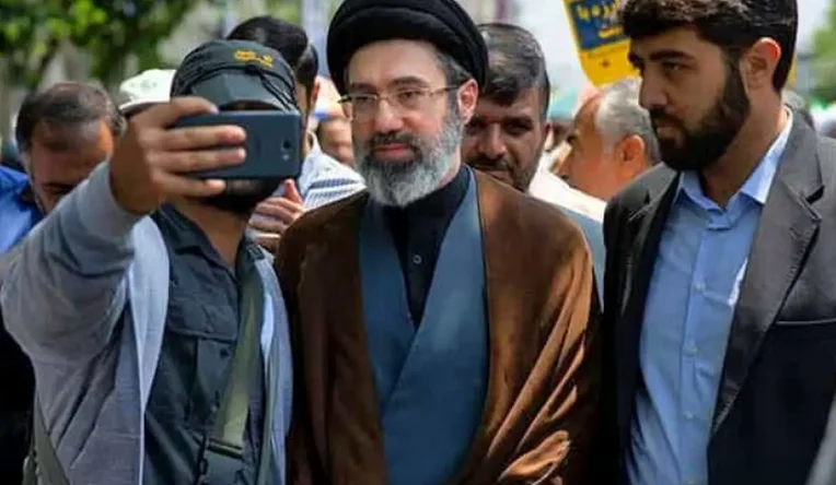 پسر و دختر مجتبی خامنه ای و همسرش / نگاهی به کالسکه ایرانی و ساده نوه رهبر شهید - وب‌گردی