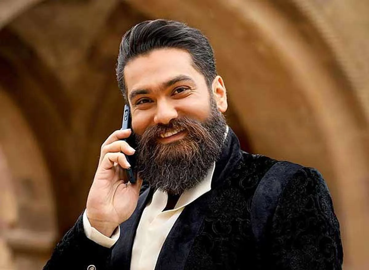 علی زند وکیلی خواننده سریال تلویزیونی شد - وب‌گردی