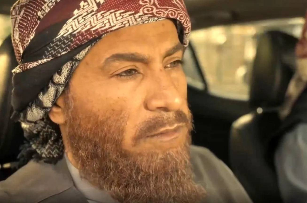 سفر در زمان؛ «قاضی» سریال بیگانگان با ظاهر متفاوت در تهران؛ سال 1404 - وب‌گردی