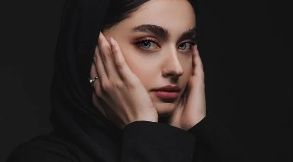 بیوگرافی کیمیا حسینی / یک زن ایرانی در میان ۱۰۰ زن زیبای جهان + عکس‌های جذابش