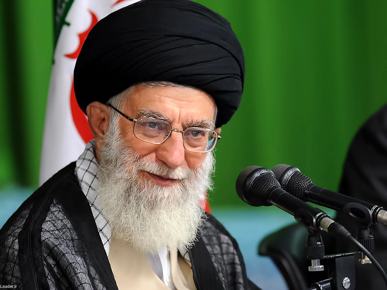 سفر در زمان رهبر شهید انقلاب آیت الله خامنه ای در یک و نیم سالگی - وب‌گردی