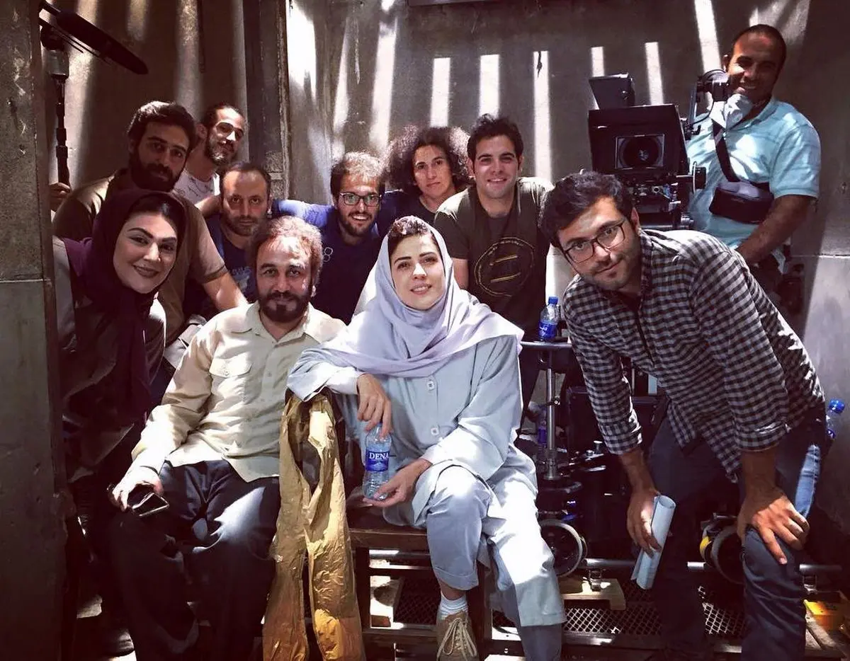 سفر به تاریخ؛ مازیار لرستانی در پشت صحنه هزارپا در کنار رضا عطاران و جواد عزتی؛ سال 96 - وب‌گردی