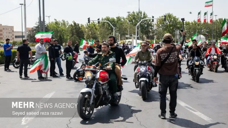 ژست متفاوت فرمانده ارشد سپاه در خیابان/ سردار حسن زاده موتورسوار شد