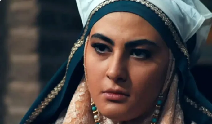 سفر در زمان «فخرالزمان» سریال بانوی عمارت در روز عروسی اش - وب‌گردی