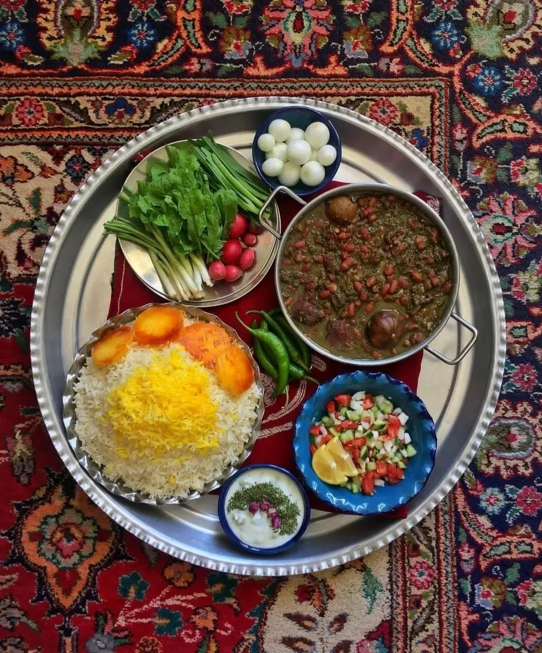 قورمه سبزی با سالاد شیرازی