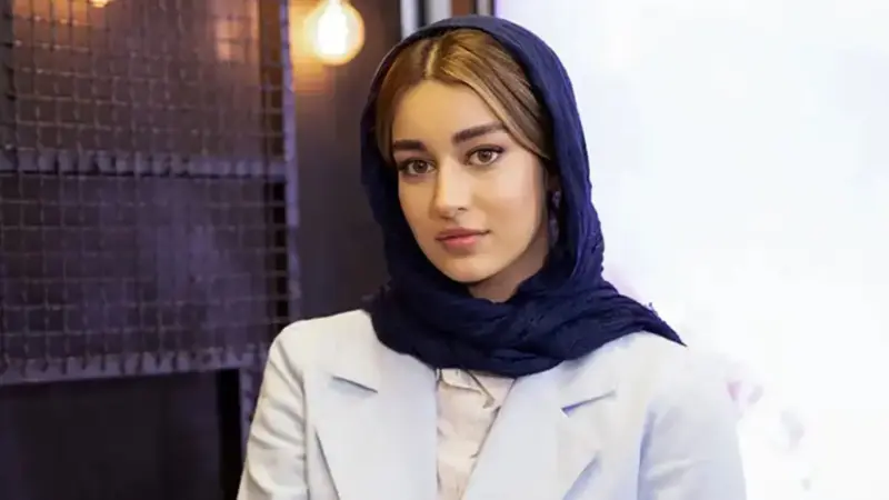 فیلم گریه خانم بازیگر سریال بی عاطفه حین مصاحبه / مه لقا مینوش زاده : در خیابان مردم میگویند ما را نکشی بذاری  توی فریزر، ما از تو می‌ترسیم / گفتم : من مردای خیانتکار رو میکشم نترس دخترجان !