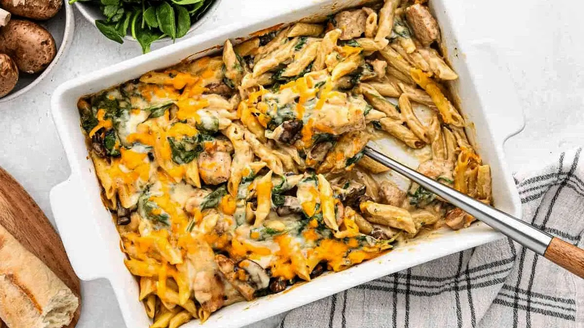 پاستا مرغ و قارچ با پنیر پیتزا در فر - وب‌گردی