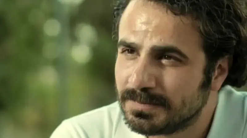 سفر در زمان؛ «محمدرضا» سریال بیگانگان با گریم متفاوت در یک تئاتر؛ سال 97