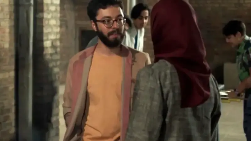 سفر در زمان؛ محمد سریال لحظه گرگ و میش در یک هتل در کاشان