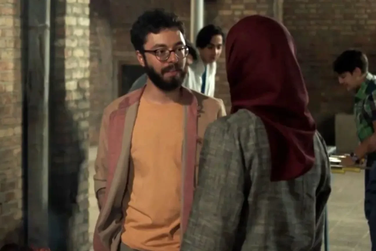 سفر در زمان؛ محمد سریال لحظه گرگ و میش در یک هتل در کاشان - وب‌گردی