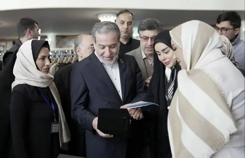 سید عباس عراقچی وزیر امور خارجه و همسرش