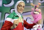 نگاهی ویژه به ویلای لوکس شهربانو منصوریان با استخر روباز و پسرش - وب‌گردی