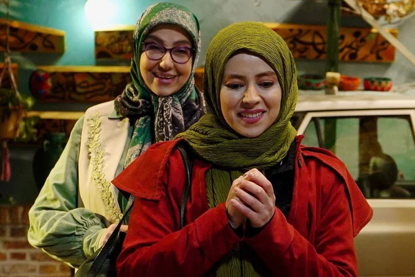 سفر در زمان «گوهر و رویا» در پشت صحنه سریال کلینیک رویا؛ سال 1404 - وب‌گردی