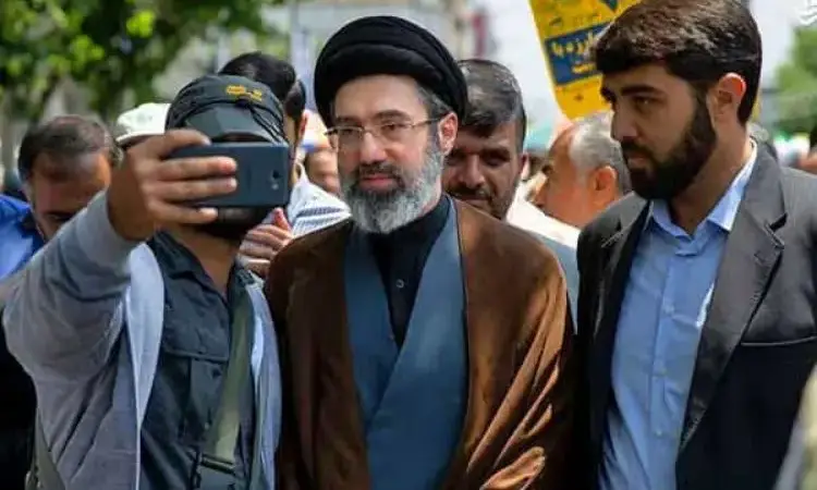 عکس ها /   همسر شهید آیت الله مجتبی خامنه ای و  2 نوه کوچولوی شهید رهبری انقلاب / زهرا 14 ماهه و مصباح الهدی 7 ساله و زهرا حداد عادل همزمان با رهبری شهید شدند