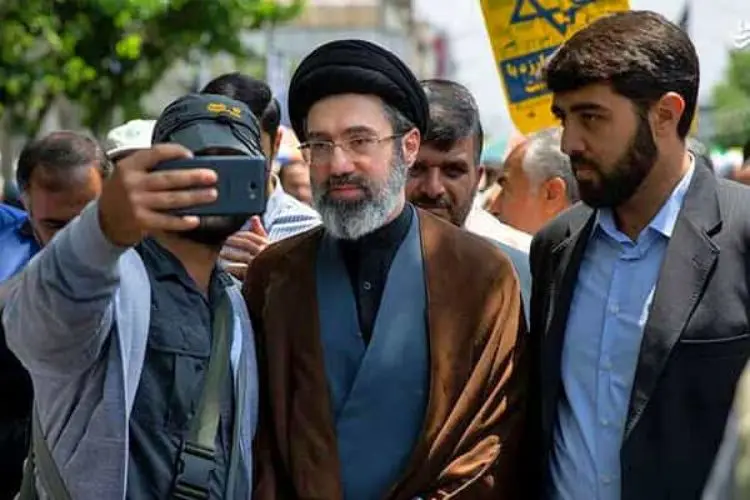 عکس ها /   همسر شهید آیت الله مجتبی خامنه ای و  2 نوه کوچولوی شهید رهبری انقلاب / زهرا 14 ماهه و مصباح الهدی 7 ساله و زهرا حداد عادل همزمان با رهبری شهید شدند
